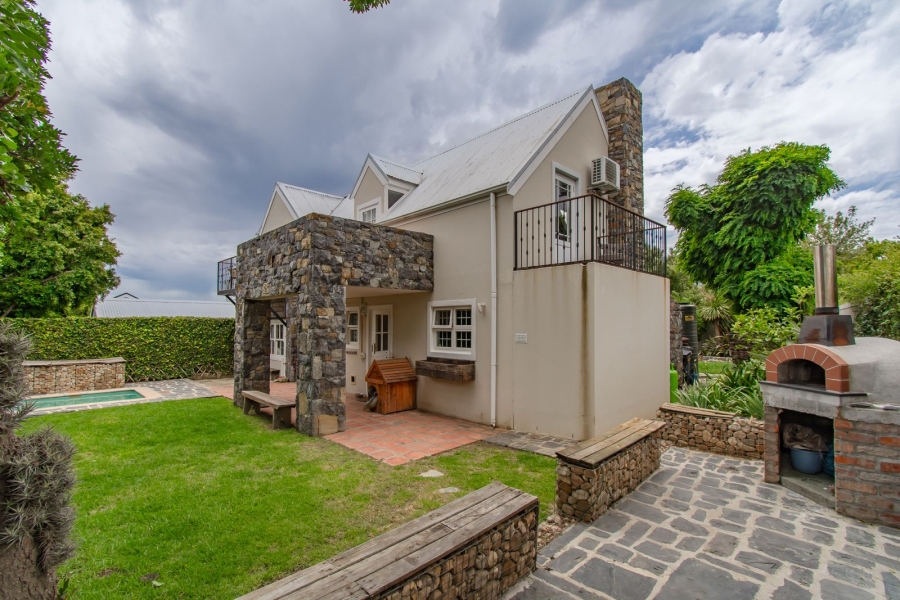 To Let 4 Bedroom Property for Rent in Somerset West Western Cape